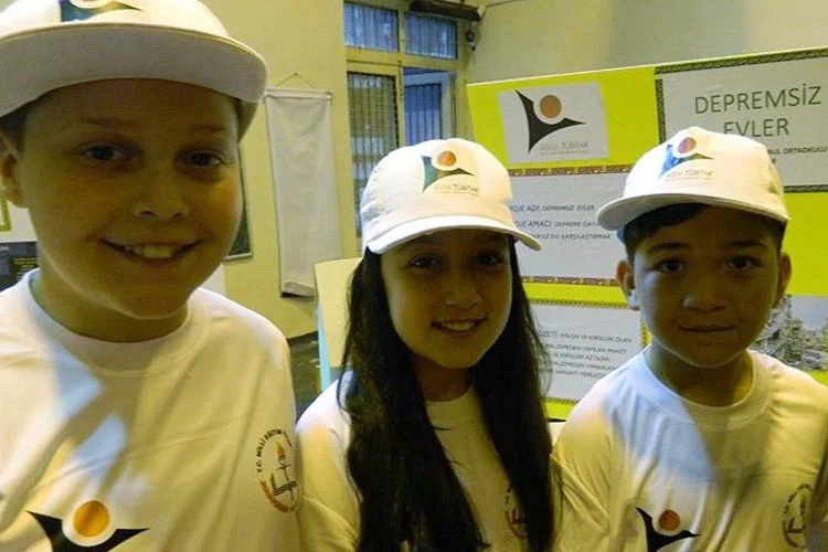 Beykoz Kavacık Borsa Ortaokulu’nda düzenlenen '4006 TÜBİTAK Bilim Fuarı' öğrencilerin