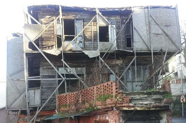 Beykoz Çubuklu Mahallesi’ndeki yıllanmış ahşap bina tehlike saçıyor. 