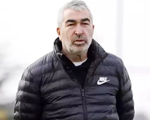 Beşiktaş'ın 2. olağan yıllık divan kurulu toplantısında konuşan eski futbolcu