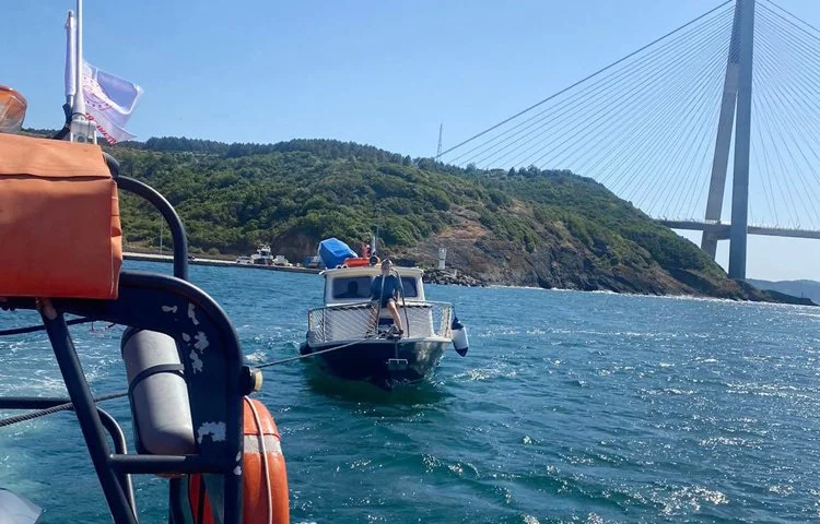 Beykoz’da içinde 2 kişi bulunan tekne kurtarıldı… Beykoz önlerinde aniden