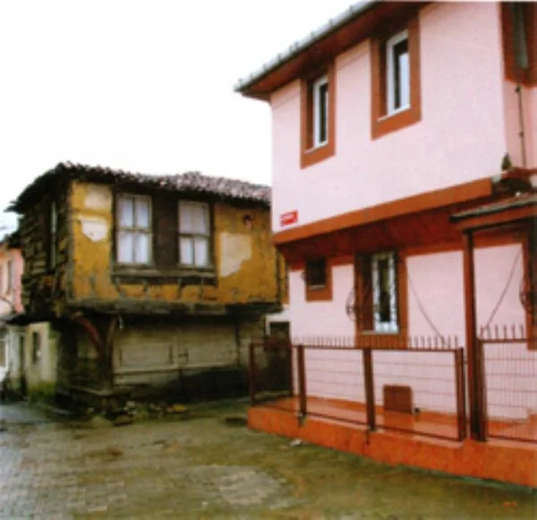 Beykoz’un orman kenarı köylerinden olan Bozhane’nin kuzeyi Karadeniz, güneyi Cumhuriyet,