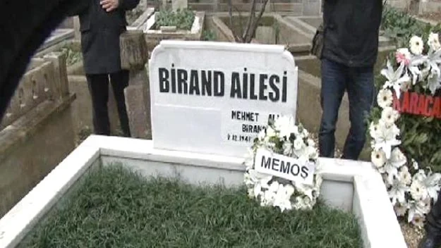 Gazeteci Mehmet Ali Birand, ölümünün 3'cü yılında Beykoz Anadoluhisarı Mezarlığı’ndaki