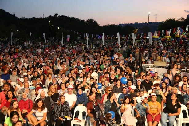 Tarihi Küçüksu Çayırı’nda Burcu Güneş konseri 1 burcu manset haber 2 uJTOYPmrXl