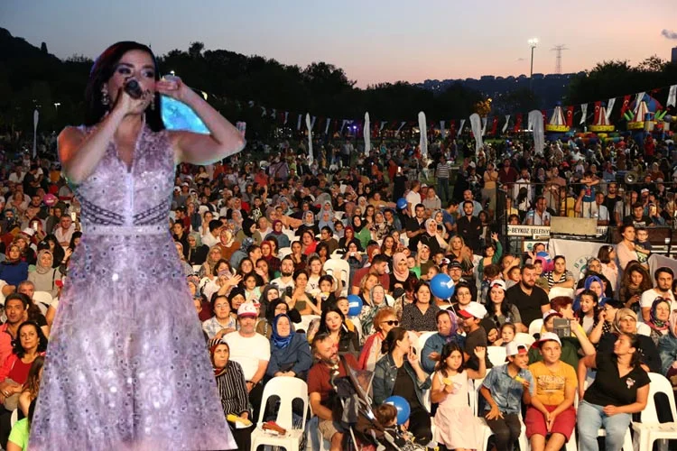 Beykoz Belediyesi'nin Tarihi Küçüksu Çayırı'nda düzenlemiş olduğu Mısır Festivali'nde ünlü