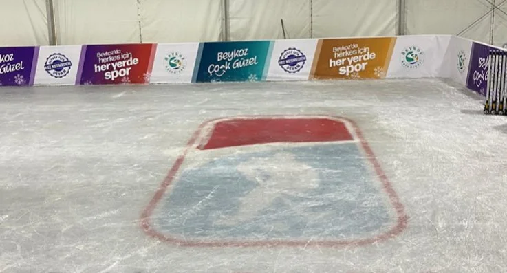 Mobil buz pistinde zemine işlenen Türk bayrağı, vatandaşların uyarıları üzerine