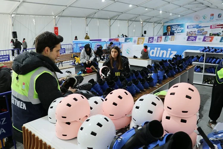 Beykoz’da mobil buz pisti kapılarını açtı 1 buz beykoz 4 IKT WBIiQI