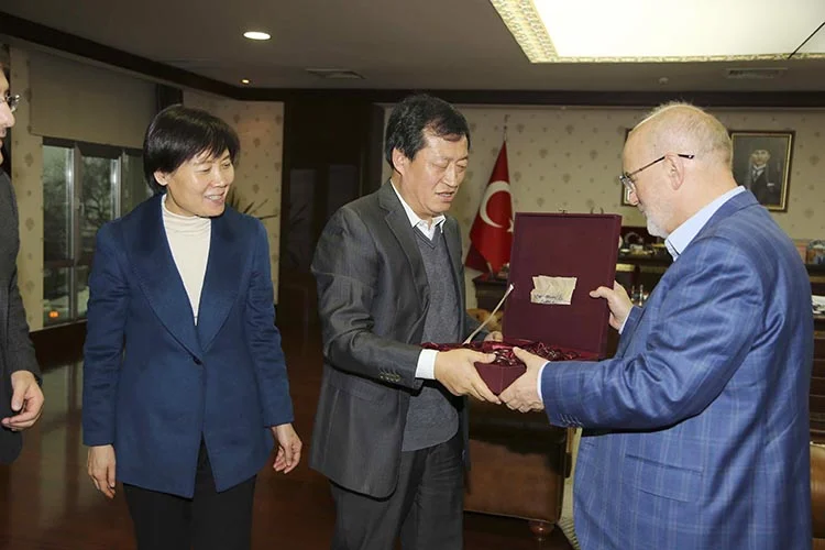 Çin’in seramik sanatıyla ünlü şehri Tongchuan’ın Belediye Başkanı Chang Yaling,