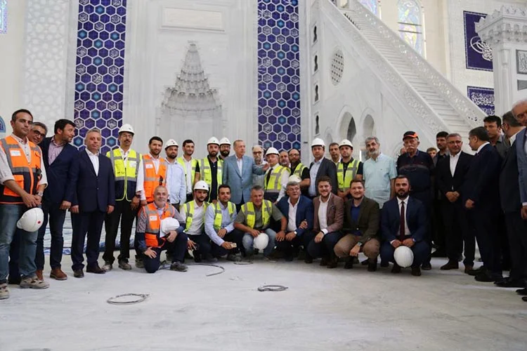 Cumhurbaşkanı Erdoğan, Çamlıca Camii’ndeki incelemeleri sırasında şaheserin güvenliğini sağlayan Bes