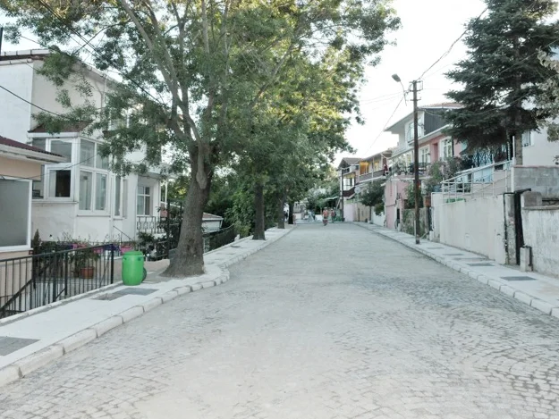 Beykoz Belediyesi, Çamlıbahçe Mahallesi’nde taş döşeme çalışmasını tamamlayarak tarihi mahallenin