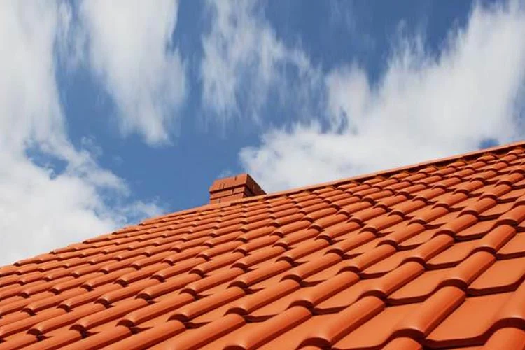 Beykoz Şahinkaya bölgesindeki 3 katlı evinin çatısına çıkan Fezair Yılmaz'ı