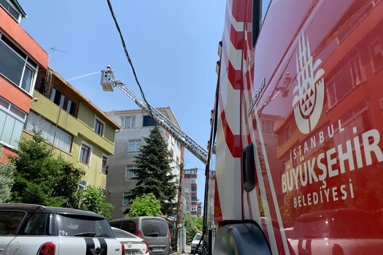 Beykoz'un Kavacık Mahallesi'ndeki 4 katlı binanın çatı katında çıkan yangın,