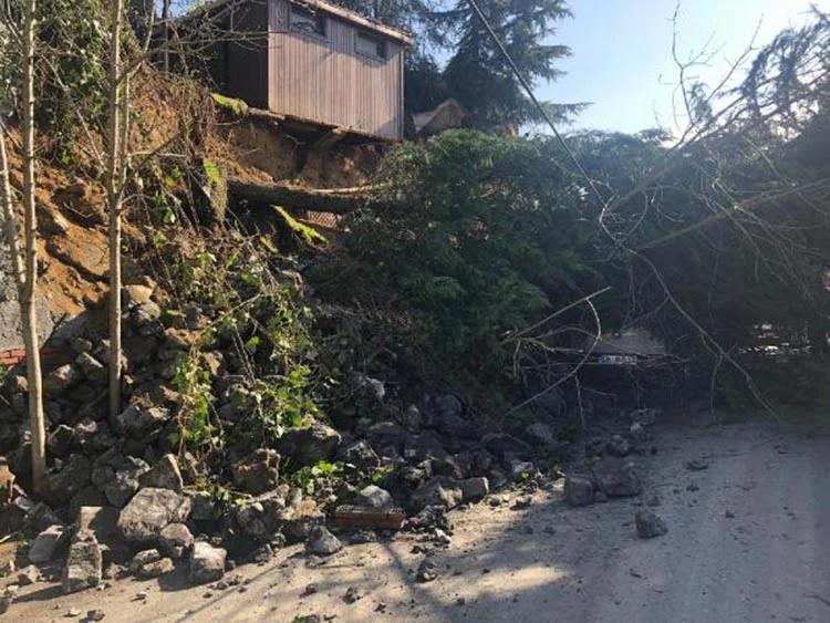 Beykoz’da bir duvar çökmesi de Çavuşbaşı’nda 2 cav3 HkWPLj l U