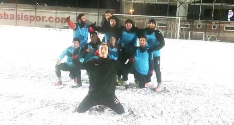Şampiyonluk yolunda önemli bir avantajı elinde bulunduran Çavuşbaşıspor, kar-kış demeden