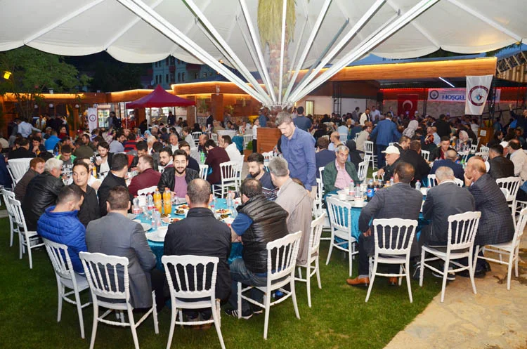 Beykoz'daki Trabzonlular, Çavuşbaşı Ayşe Sultan Sosyal Tesisleri'nde düzenlenen iftar yemeğinde