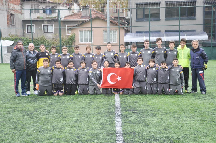Çubukluspor futbol okulunda çalışmalara 29 Ekim Cumhuriyet Bayramı coşkusu damga