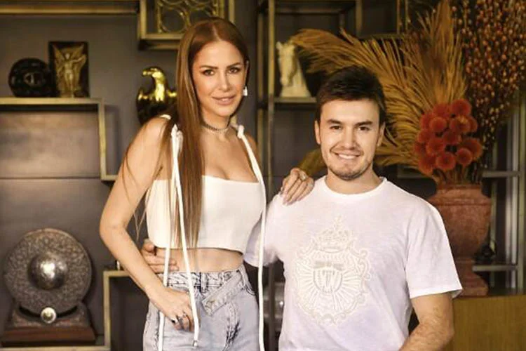 Müzik dünyasının ünlü ismi Mustafa Ceceli ile cemiyet hayatının tanınmış