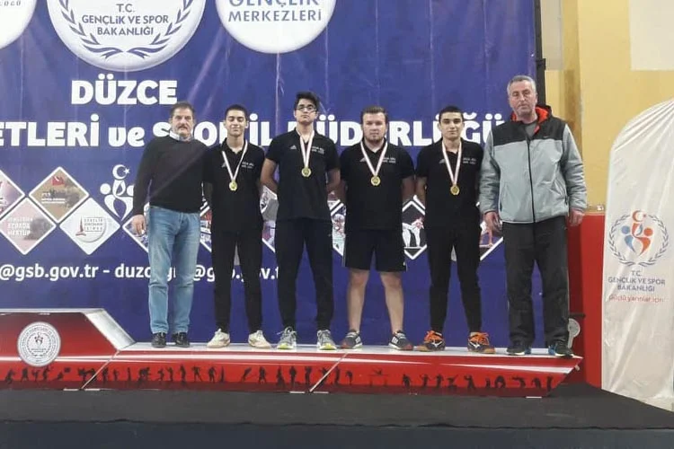 Düzce’de yapılan Türkiye Masa Tenisi Turnuvası’nda İstanbul’u temsil eden Kavacık