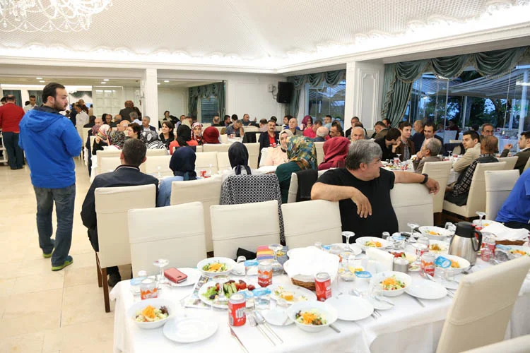 Beykoz Belediye Başkanı Yücel Çelikbilek, AK Parti İlçe Teşkilatını iftar