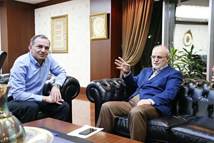 Beykoz Belediye Başkanı Yücel Çelikbilek, makam odasında Dost Beykoz İmtiyaz