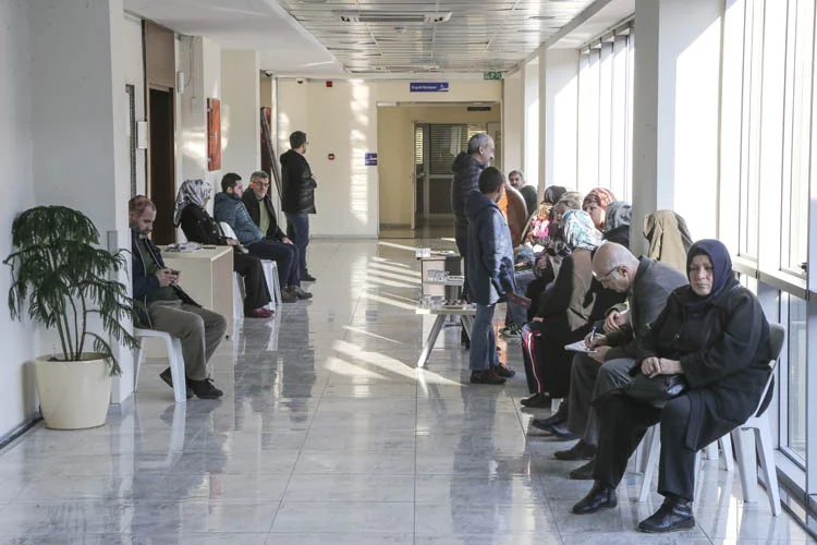 Başkan Çelikbilek, her Perşembe 09:00-12:00 saatleri arasında düzenlenen Halk Saati’nde