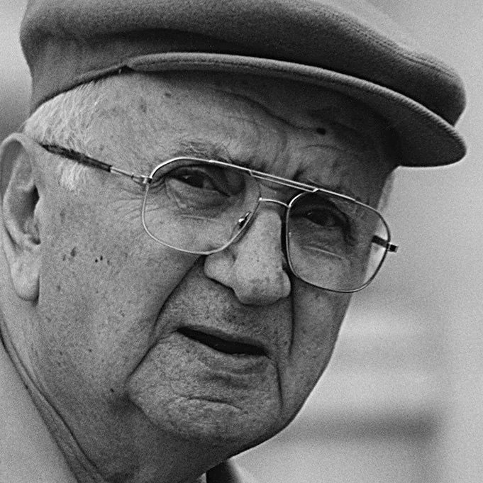 Mesleğe 1970 yılında Yeni Asır Gazetesi'nde başlayan ve yıllar içinde