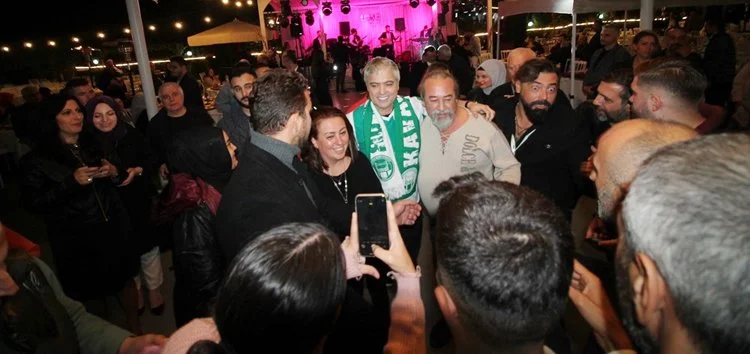 Beykoz’da yapılan Kavacık Spor Kulübü Dayanışma Gecesi’nde Cengiz Kurdoğlu sahne