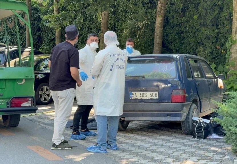 Acarlar Mahallesi'nde yol kenarında park halindeki otomobilin içinde 1 haftalık