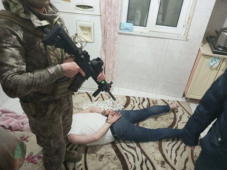 Beykoz'da kurşunladıkları evin sahibinden tehditle 25 milyon lira haraç istedikleri