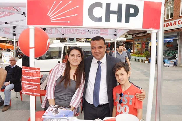 CHP Beykoz İlçe Teşkilatı, meydanda stant kurarak çocuklara balon ve