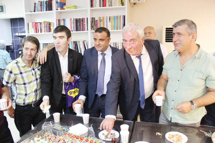 Sabah saatlerine Atatürk Anıtı’na çelenk bırakarak 93. Yıl kutlamalarını başlatan