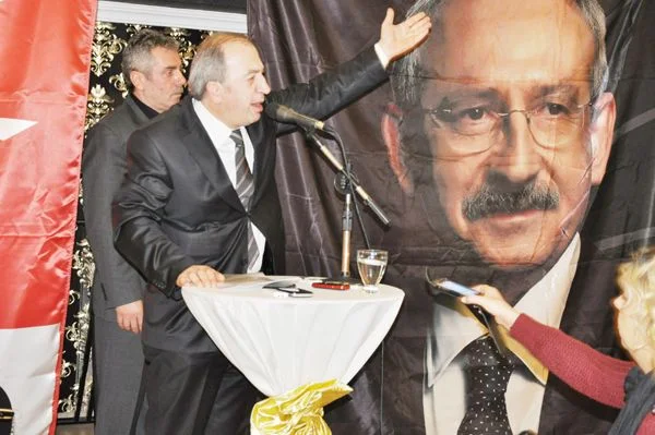 Kavacık Salon Talia’da toplanan yüzlerce CHP’li yapmış oldukları toplantıda İlçe