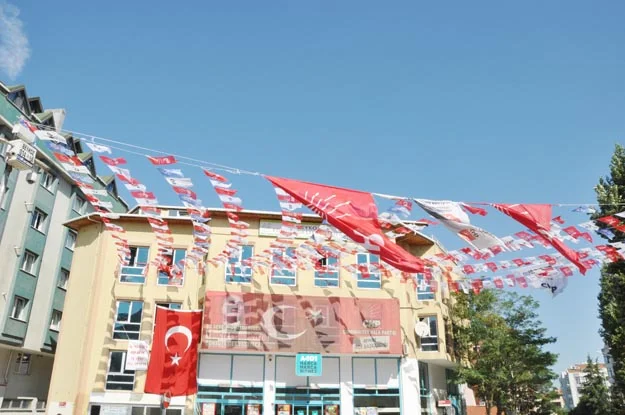 CHP Beykoz İlçe Teşkilatı'ndaki bayramlaşmada, Gençlik Festivali sürprizi yaşandı