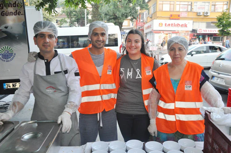 CHP Beykoz İlçe Gençlik Kolları, Beykozlu vatandaşları Paşabahçe Meydanı'nda ağırladı