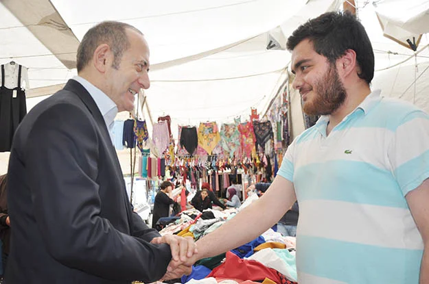 CHP Milletvekilleri Mehmet Akif Hamzaçebi ve Şafak Pavey, Beykoz'da pazar