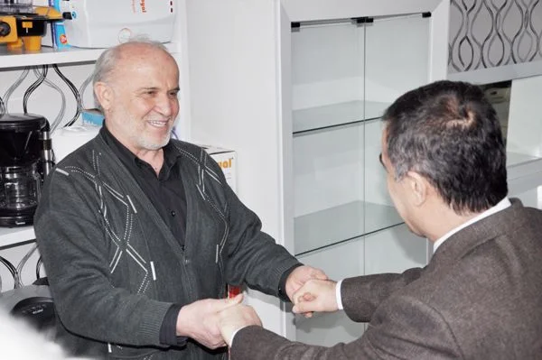 Beykoz Tokatköy'de esnaf ziyaretinde bulunan CHP İstanbul Milletvekili İhsan Özkes,