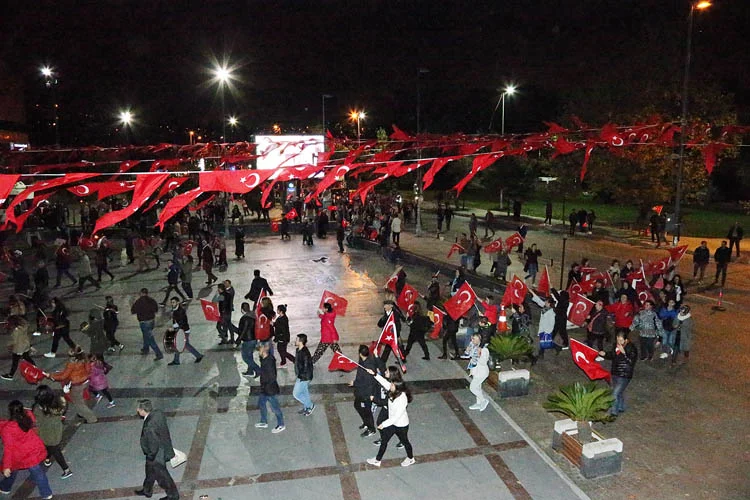Cumhuriyet Bayramı kutlamaları CHP Beykoz Örgütü'nün Paşabahçe’den başlattığı fener alayıyla