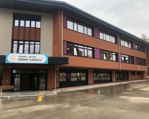 Beykoz’daki Çiğdem İlkokulu’nda okul çıkış saatine bir kişinin geldiği ve