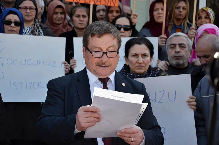 Çiğdem Mahallesi halkı, geçtiğimiz günlerde uyuşturucu bağımlılarınca yakılan okul için