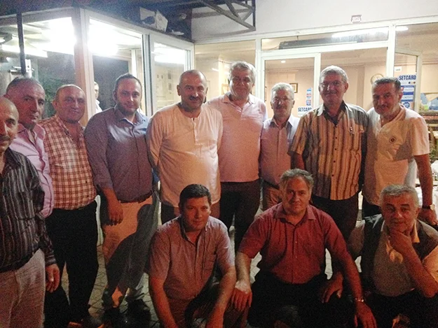 Farklı siyasi görüş, meslek ve yaşlardaki on dört üye, düzenli