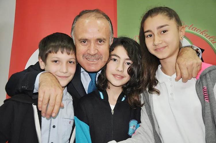 Beykoz Kaymakamı Ahmet Katırcı'nın da katılımlarıyla Beykoz'daki başarılı öğrencilere bisiklet