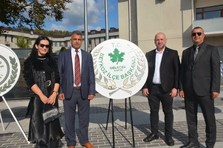 Beykoz'da Cumhuriyet'in ilanının 99. yılı kutlamaları Atatürk Anıtı'na çelenk sunma