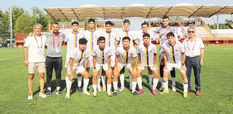 Türkiye U17 Yaş Futbol Şampiyonası maçlarında İstanbul Etabında mücadele eden