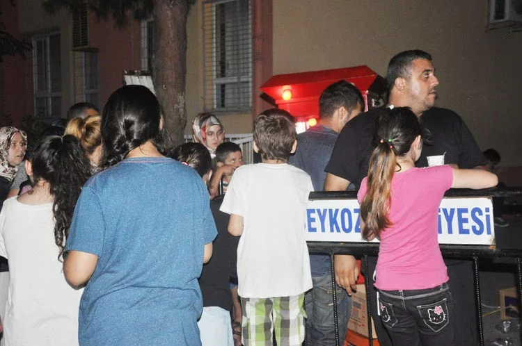 Beykoz Belediyesi'nin her akşam bir kaç mahallede verdiği iftar sofrası