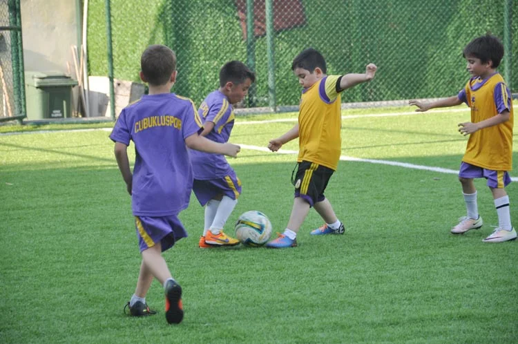 İstanbul Süper Amatör Lig ekiplerinden Çubukluspor Futbol Okulu'nda çalışmaları durmaksızın