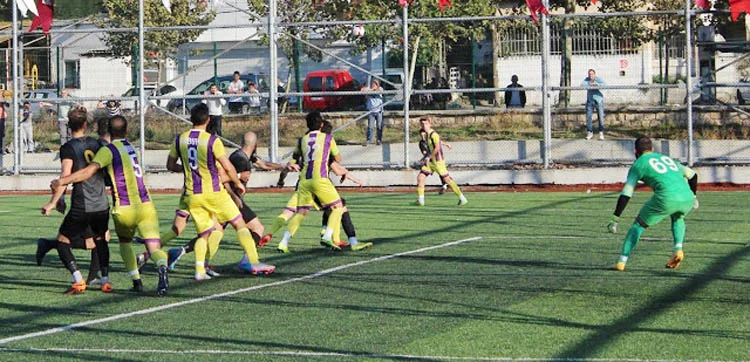 İstanbul Süper Amatör Lig 4. grup 4.hafta mücadelesinde Çubukluspor ilk