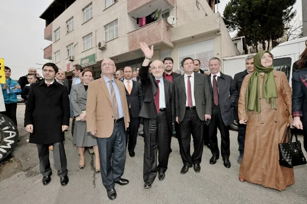 Beykoz Belediye Başkanı Yücel Çelikbilek, Çubuklu Mahallesi’nde esnafı ziyaret etti.