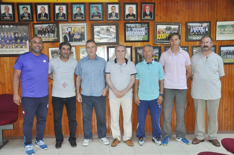 Çubukluspor'da kulüp tesislerinde yönetim kurulu ve antrenörler arasında yapılan toplantı