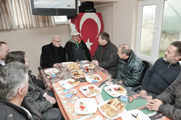 Belediye Başkanı Yücel Çelikbilek Çiğdem Spor Kulübü yöneticileri ve sporcularla