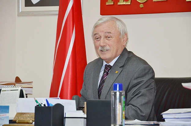 Ziyaret son derece samimi bir ortamda gerçekleşirken, Şevket Arıkan'ın esprili