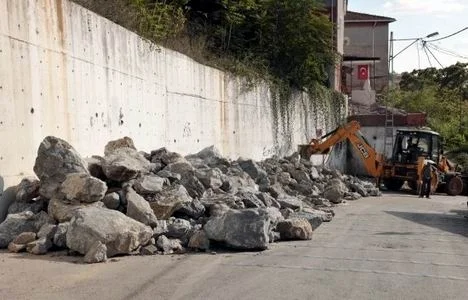 Beykoz Belediye Başkanı Yücel Çelikbilek ve ekibi, mahallelerde yol yapım,